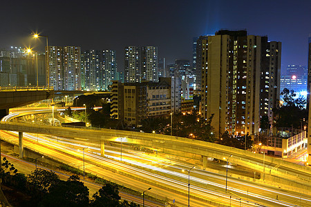 夜间和通交通的公路汽车车辆公共汽车场景速度天际运输旅行地标市中心图片