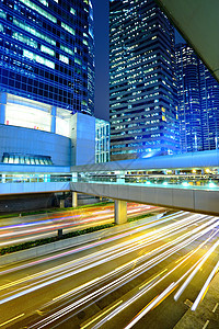 夜间和通交通的公路商业景观汽车建筑首都旅行运输速度戏剧性公共汽车图片