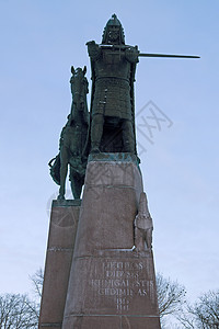 立陶宛维尔纽斯青铜蓝色雕像地标公爵骑士天空纪念碑历史性雕塑图片