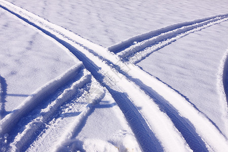 冬季积雪中的轮胎足迹风暴地面驾驶旅行踪迹车辆亮点侧光运输季节图片