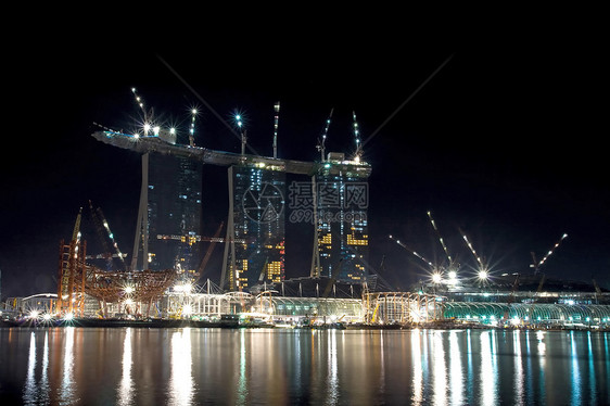 正在新加坡商业区兴建摩天大楼中 在图片