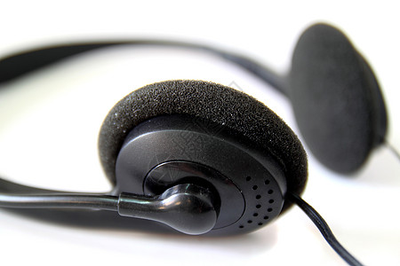 特写白色背景上隔绝的黑耳机关机嗓音工作室电子产品耳朵技术麦克风电气立体声帽子听力图片