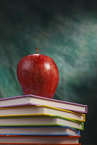 书和苹果工作学校红色教育工作簿学习粉色班级水果家庭作业图片