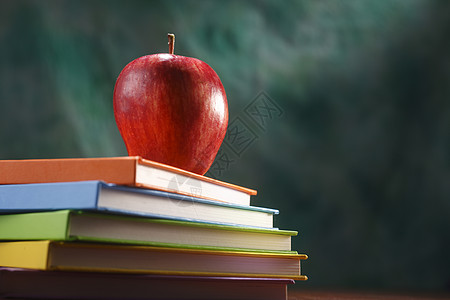 书和苹果班级小吃工作粉色学习学校红色教育水果家庭作业背景图片