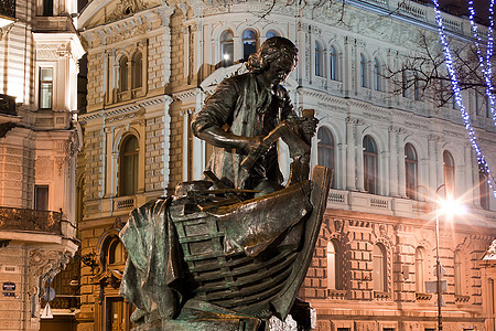 圣彼得堡彼得大帝雕像的横向视图图片