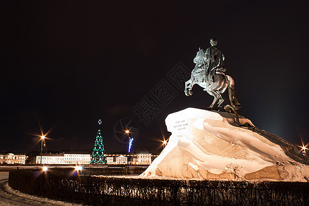 夜间在圣彼得堡的彼得大帝雕像图片