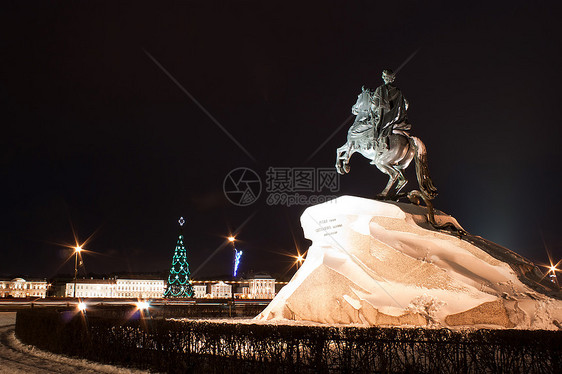 夜间在圣彼得堡的彼得大帝雕像图片