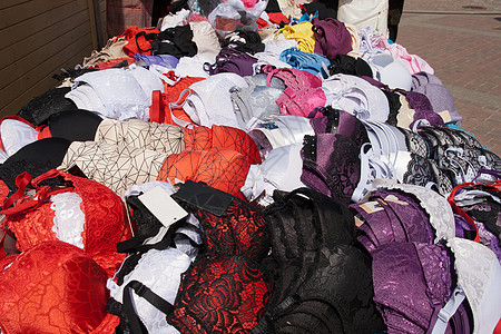 供室外跳蚤市场销售的彩色胸罩图片