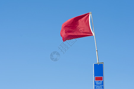 红旗冲浪警告旗帜天空危险蓝色海滩飓风锦旗图片