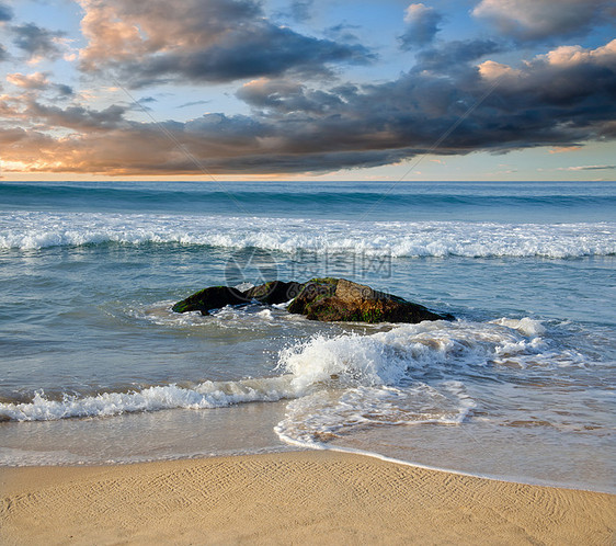 海洋海岸海浪中的石头流动海景支撑沿海日落太阳旅行蓝色地平线热带图片