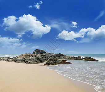 海洋海岸海浪中的石头反射支撑天空岩石旅行海滩海岸线阳光风景日落图片