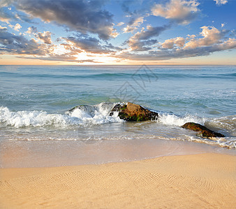 海洋海岸海浪中的石头沿海天空海滩海景反射热带岩石流动地平线旅行图片