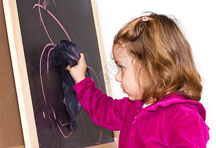 小女孩在黑板上写字字母石板粉笔女孩宝贝公司孩子婴儿学生学校图片