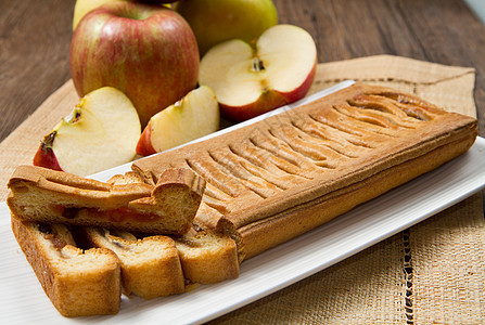 苹果树形早餐踩踏葡萄干横截面面团肉桂水果馅饼糖霜糕点图片