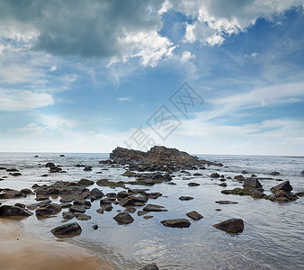 海洋海岸海浪中的石头风景海景蓝色热带冲浪地平线反射流动天空支撑图片