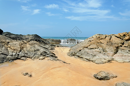 海洋海岸海浪中的石头冲浪沿海蓝色热带海岸线旅行波纹海景天空假期图片