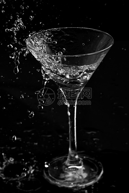 鸡尾花液体饮料运动水晶茶点宏观玻璃流动高脚杯飞溅图片