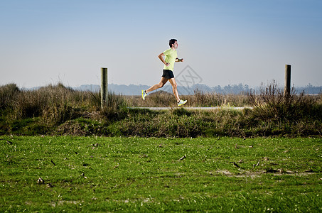 运行中运动员蓝色国家耐力挑战身体训练男人慢跑者速度图片