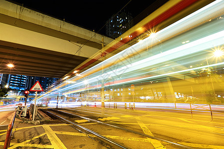夜间在市中心交通商业辉光驾驶公共汽车蓝色运动建筑景观旅行场景图片