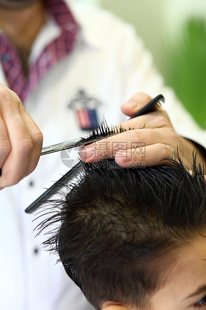 在理发师的可爱孩子童年发型师造型沙龙理发店男性剪刀修剪理发男生图片