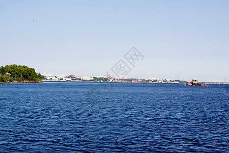 一条河流晴天水平建筑天空白色绿色工业海浪蓝色图片