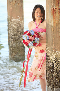 粉色康乃馨花束沙滩上美丽花束的女士肖像背景