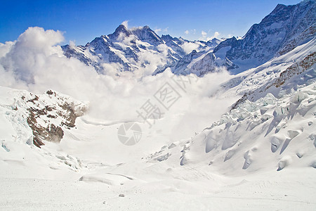 瑞士阿尔卑斯山蓝色冰川薄雾爬坡地标高山遗产草地旅行滑雪图片