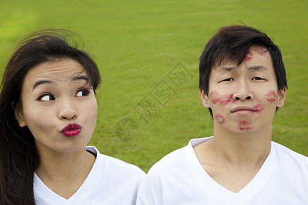 情人节快乐 亲吻风趣的亚裔夫妇图片