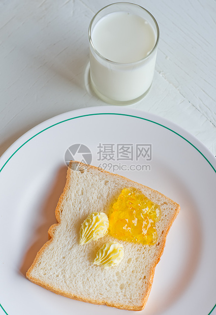 白盘上的面包黄油果酱甜点玻璃小吃食物盘子黄油牛奶早餐饮食白色图片