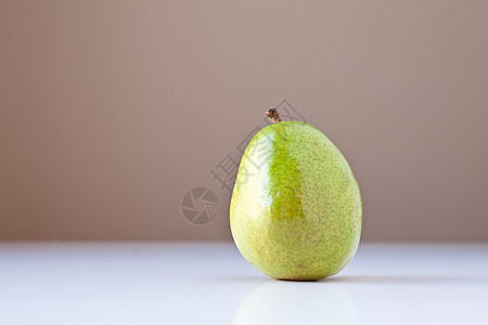 棕色背景的白色绿梨背景图片