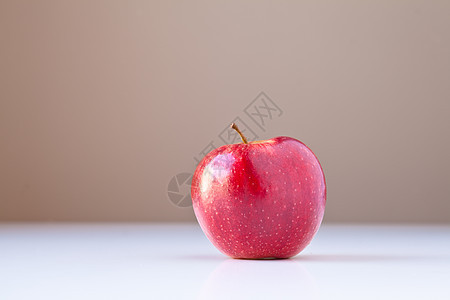 有棕色背景的白白红苹果图片