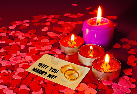 两只戒指和一张结婚贺卡 四根蜡烛誓言婚姻夫妻烧伤燃烧未婚妻辉光庆典火焰卡片图片