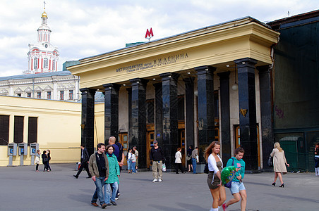 俄罗斯莫斯科2010 年 6 月 14 日 夏日 2010 年 6 月 14 日 人们在俄罗斯莫斯科的 Teatralnaya 图片