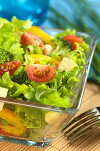 新鲜轻型蔬菜沙拉午餐食物绿色玉米胡椒红色照片图片