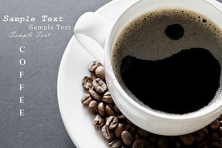 带有复制空间的咖啡杯热饮咖啡白色棕色黑色背景图片