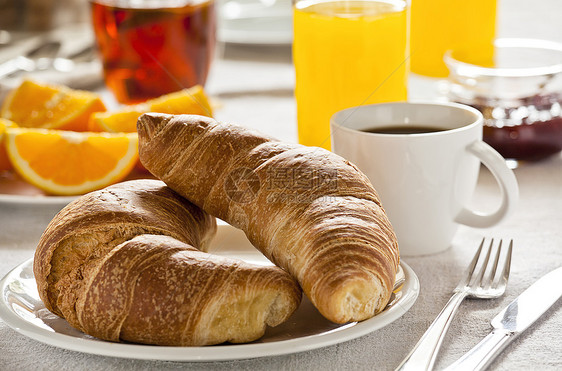 法语早餐食物棕色水果面包羊角橙子白色果汁咖啡图片