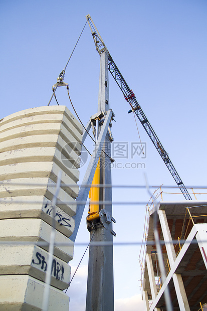 蓝色天空背景下建筑附近的起重机建筑物进步水泥办公室商业工作艺术植物房子工程图片