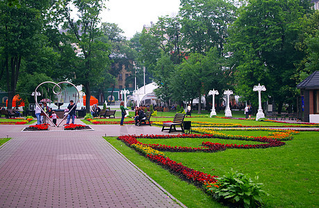 俄罗斯莫斯科2010 年 6 月 11 日 夏日 人们在 2010 年 6 月 11 日在俄罗斯莫斯科冬宫公园木头中心冬宫城市季图片