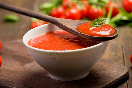 番茄酱食物美食乡村烹饪菠菜素菜切菜板勺子桌子味道图片
