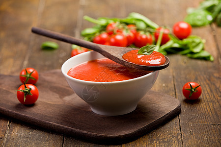 番茄酱乡村勺子食物味道菠菜桌子切菜板美食烹饪素菜图片