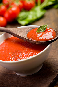 番茄酱味道乡村美食烹饪勺子素菜菠菜食物切菜板桌子图片