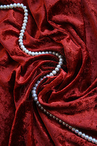 白珍珠项链在天鹅绒上手镯白色光泽度宝藏丝绸细绳奢华礼物珠子宝石图片