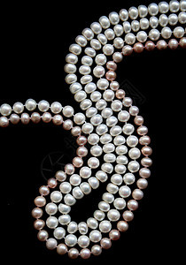 黑色丝绸上的白珍珠和粉红珍珠婚礼象牙首饰珠宝紫丁香魅力礼物手镯天鹅绒光泽度图片