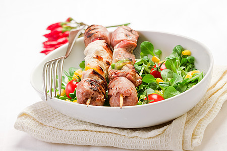 白桌上的肉类扭曲器玉米辣椒美食餐厅猪肉照片宏观蔬菜健康饮食食物图片