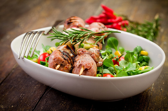 木制桌上的切肉机胡椒烤串照片猪肉宏观餐厅沙拉健康饮食桌子辣椒图片