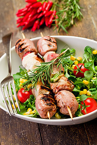木制桌上的切肉机餐厅美食沙拉食物照片辣椒桌子蔬菜健康饮食猪肉图片