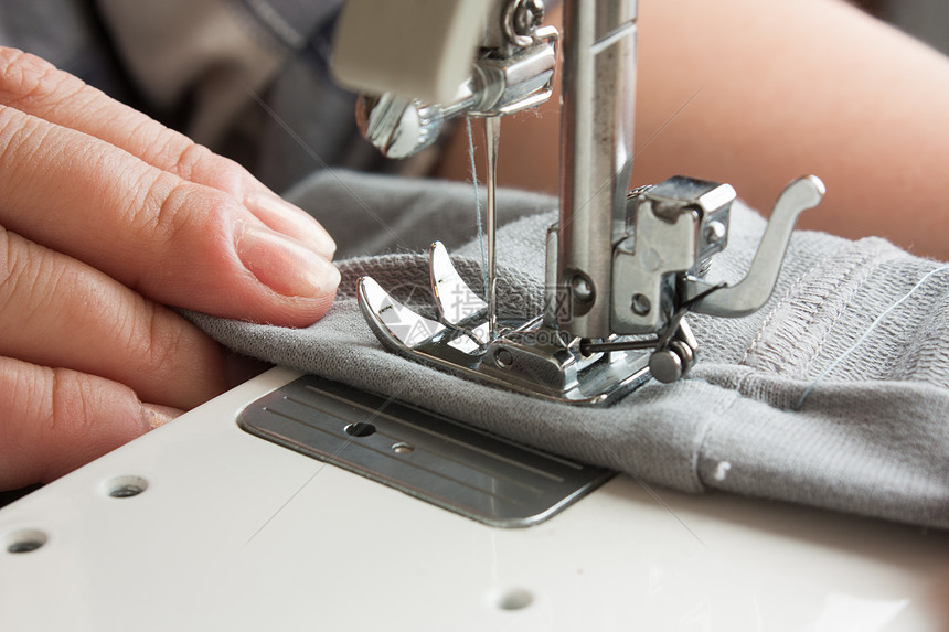 缝纫机纺织品针脚机械接缝服装裙子宏观衣服拼接工艺图片