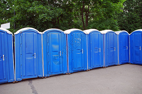 莫斯科公园蓝色公共厕所一排卫生洗手间民众公园图片