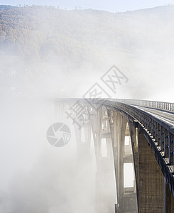 桥游客风景国家山脉阳光蹦极历史吸引力地标薄雾图片