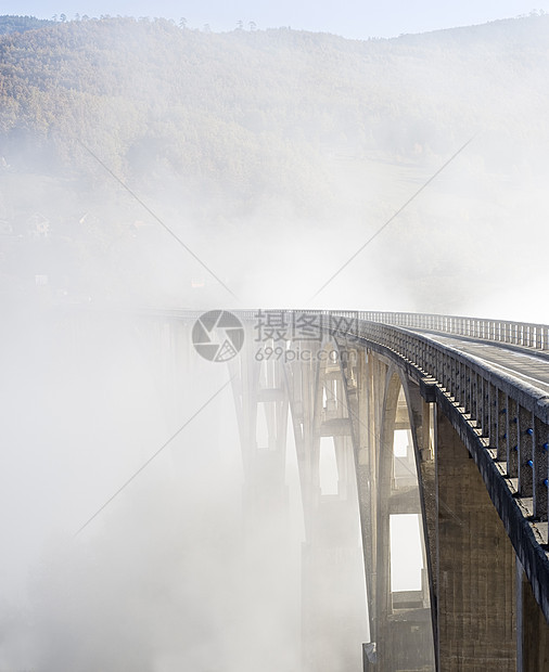 桥游客风景国家山脉阳光蹦极历史吸引力地标薄雾图片